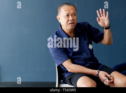 Ritratto di Newin Chidchob, ampiamente noto come de facto la testa del potente Bhumjaithai Party che esercita grande influenza nella formazione del nuovo governo in Thailandia. Signor Newin giurò che il suo partito sarà solo il supporto di un governo di coalizione che decriminalizes tutti uso di marijuana in Thailandia. Migliaia scesi in primo-mai la cannabis expo in Buriram, Thailandia, 20 aprile 2019. La Tailandia ha recentemente superato la legalizzazione della marijuana medica nel paese. Foto Stock