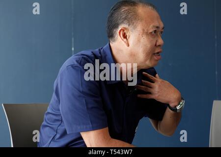 Ritratto di Newin Chidchob, ampiamente noto come de facto la testa del potente Bhumjaithai Party che esercita grande influenza nella formazione del nuovo governo in Thailandia. Signor Newin giurò che il suo partito sarà solo il supporto di un governo di coalizione che decriminalizes tutti uso di marijuana in Thailandia. Migliaia scesi in primo-mai la cannabis expo in Buriram, Thailandia, 20 aprile 2019. La Tailandia ha recentemente superato la legalizzazione della marijuana medica nel paese. Foto Stock