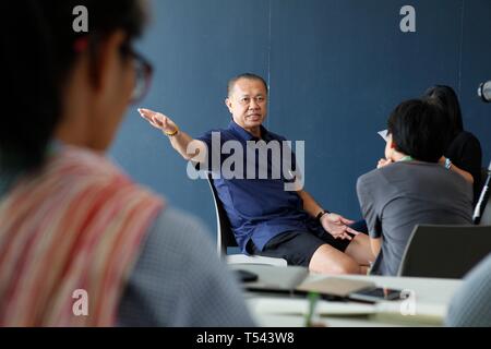 Ritratto di Newin Chidchob, ampiamente noto come de facto la testa del potente Bhumjaithai Party che esercita grande influenza nella formazione del nuovo governo in Thailandia. Signor Newin giurò che il suo partito sarà solo il supporto di un governo di coalizione che decriminalizes tutti uso di marijuana in Thailandia. Migliaia scesi in primo-mai la cannabis expo in Buriram, Thailandia, 20 aprile 2019. La Tailandia ha recentemente superato la legalizzazione della marijuana medica nel paese. Foto Stock