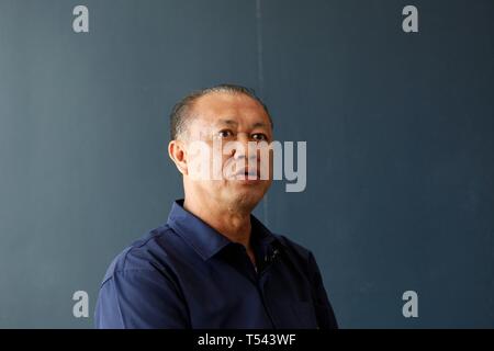 Ritratto di Newin Chidchob, ampiamente noto come de facto la testa del potente Bhumjaithai Party che esercita grande influenza nella formazione del nuovo governo in Thailandia. Signor Newin giurò che il suo partito sarà solo il supporto di un governo di coalizione che decriminalizes tutti uso di marijuana in Thailandia. Migliaia scesi in primo-mai la cannabis expo in Buriram, Thailandia, 20 aprile 2019. La Tailandia ha recentemente superato la legalizzazione della marijuana medica nel paese. Foto Stock