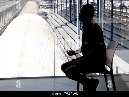 Ritratto di Newin Chidchob, ampiamente noto come de facto la testa del potente Bhumjaithai Party che esercita grande influenza nella formazione del nuovo governo in Thailandia. Signor Newin giurò che il suo partito sarà solo il supporto di un governo di coalizione che decriminalizes tutti uso di marijuana in Thailandia. Migliaia scesi in primo-mai la cannabis expo in Buriram, Thailandia, 20 aprile 2019. La Tailandia ha recentemente superato la legalizzazione della marijuana medica nel paese. Foto Stock