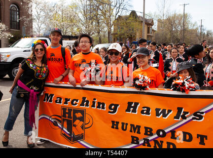 Gruppo di adolescenti dai falchi di Marching Band di Humboldt che partecipano al Cinco de Mayo Parade. St Paul Minnesota MN USA Foto Stock