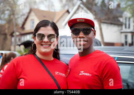 Uomo e donna che indossa red Zimmer diritto gruppo camicie sorridente e godendo il Cinco de Mayo Parade. St Paul Minnesota MN USA Foto Stock