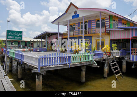 Home colorati in Kampong (Kampung) Ayer acqua villaggio sul fiume Brunei Bandar Seri Begawan, Sultanato del Brunei Foto Stock