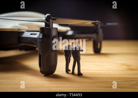 Macro Closeup imprenditori in miniatura figurine con drone quadcopter Foto Stock