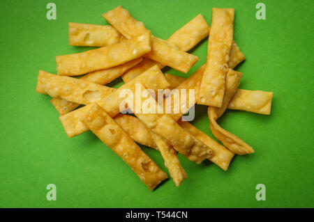 Pila di cinesi freschi fritti croccanti di noodle all'uovo Foto Stock
