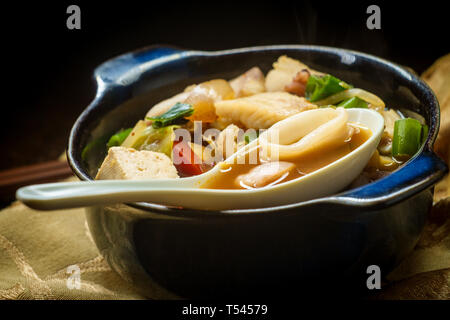 Il coreano stufato di pesce chiamato anche Haemul Jeongol con tofu tilapia octopus e calamari Foto Stock