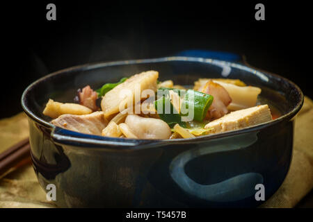 Il coreano stufato di pesce chiamato anche Haemul Jeongol con tofu tilapia octopus e calamari Foto Stock