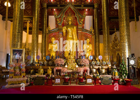 CHIANG MAI, Thailandia - Dicembre 21, 2018: Altare della vihaa del tempio Buddista Wat Chedi Luang Foto Stock