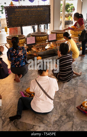 Thailandia, Bangkok, Lak Muuang, pilastro della città santuario, adoratori inginocchiato in preghiera davanti all altare in vihara preghiera hall Foto Stock