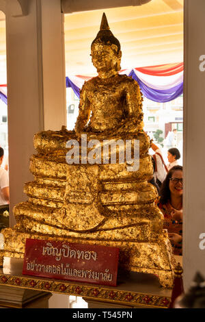 Thailandia, Bangkok, Lak Muuang, pilastro della città santuario, foglia oro Buddha coperto figura nel vihara principale preghiera Hall Foto Stock