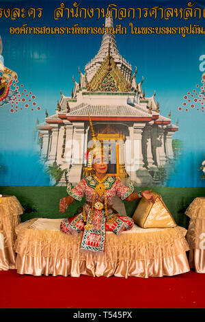 Thailandia, Bangkok, Lak Muuang, pilastro della città santuario, ballerina classica in costume di eseguire per i visitatori Foto Stock