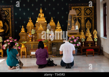 Thailandia, Bangkok, Lak Muuang, pilastro della città santuario, interno, adoratori all altare Foto Stock