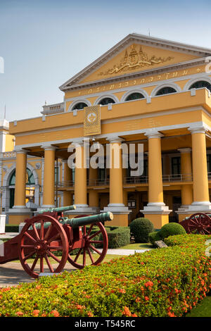 Thailandia, Bangkok, Thanon Sam Chai, antico Museo di Artiglieria, pistole di campo sul display in motivi Foto Stock