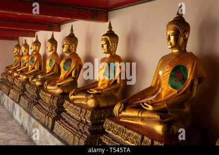 Thailandia, Bangkok, Wat Pho, esterno Phra Rabiang di Phra Ubosot, linea di golden statue di Buddha Foto Stock