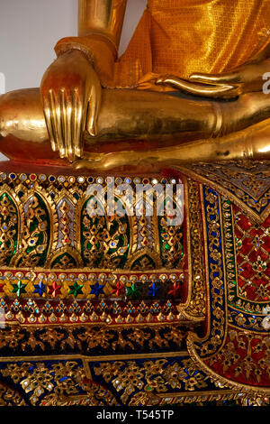 Thailandia, Bangkok, Wat Pho, esterno Phra Rabiang di Phra Ubosot, golden statua del Buddha con le mani toccano il suolo in bhumisparsha mudra gesto su ornato Foto Stock