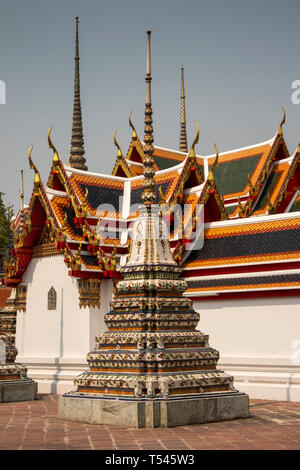 Thailandia, Bangkok, Wat Pho, Phra Chedi Rai, decorato in maniera colorata memorial chedis alla famiglia reale Foto Stock