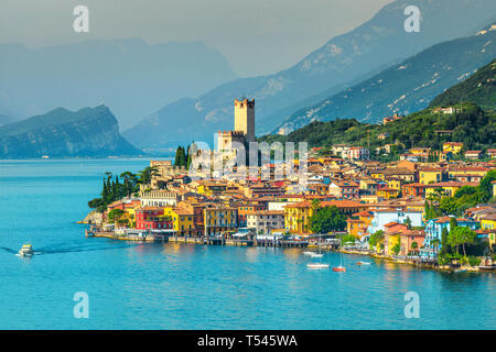 Estate fantastica destinazione di vacanza, superba Malcesine paesaggio urbano mediterraneo con i suoi edifici colorati e barche e yacht nella baia, il lago di Garda, Ital Foto Stock