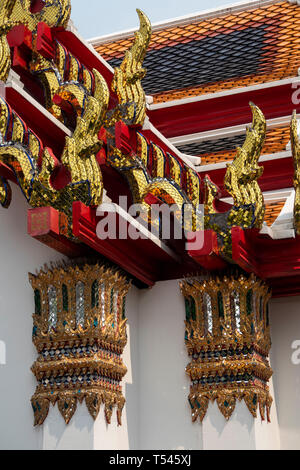 Thailandia, Bangkok, Wat Pho, ornati dorati, decorazione in piastrelle di tempio di gronda del tetto e gables Foto Stock