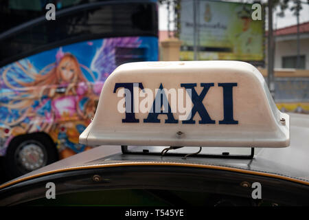 Thailandia, Bangkok, Thanon Phra Phipit, segno di tuk tuk taxi parcheggiato sulla strada laterale vicino a Wat Pho Foto Stock