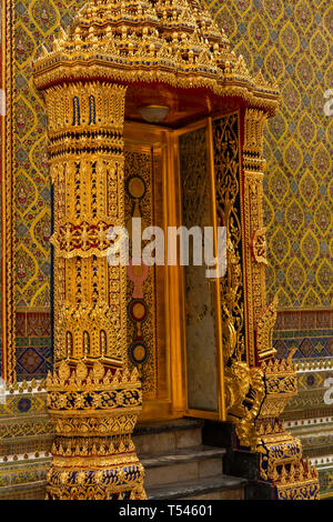 Thailandia, Bangkok, Thanon Fuang Nakhon, Wat Ratchabophit Sathitmahasimaram, allestita porta nel cortile centrale Foto Stock