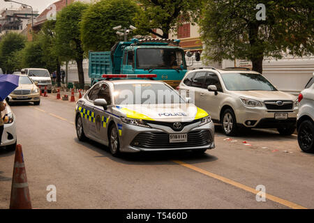 Thailandia, Bangkok, Thanon Fuang Nakhon, auto della polizia VIP excorting sul governo ufficiale visita Foto Stock