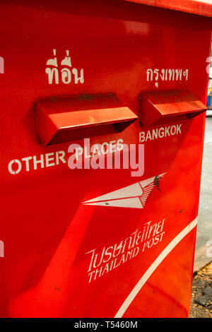 Thailandia, Bangkok, Thanon Fuang Nakhon, Thailandia Post rosso casella di invio Foto Stock