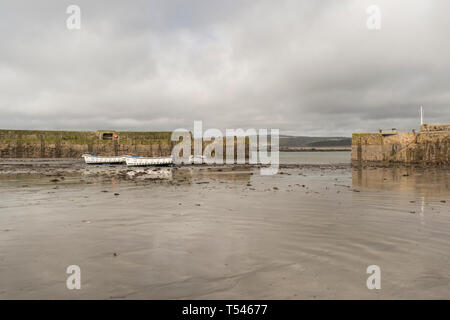 Piccolo porto di St Michael's Mount a bassa marea, Cornwall. Foto Stock