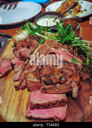 Erba-alimentato il filetto alla griglia di medie fatto servita su una tavola di legno Foto Stock