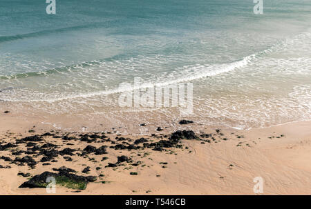 Wave guardando a bassa marea, St Ives, Cornwall, Regno Unito Foto Stock