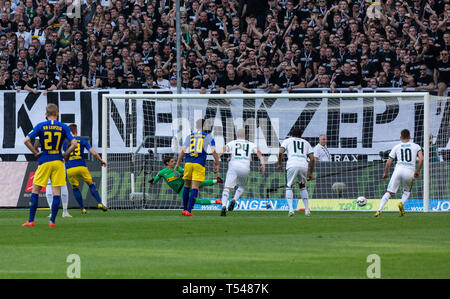 Sport, calcio, Bundesliga, 2018/2019, Borussia Moenchengladbach vs RB Leipzig 1-2, Stadio Borussia Park, scena del match, 0-1 obiettivo Lipsia dal fallo pena, f.l.t.r. Konrad Laimer (RBL), marcatore Marcel Halstenberg (RBL), il custode Yann Sommer (MG), Matheus Cunha (RBL), Tony Jantschke (MG), Alassane motivo (MG), Thorgan pericolo (MG), DFL REGOLAMENTI VIETANO QUALSIASI USO DI FOTOGRAFIE come sequenze di immagini e/o quasi-VIDEO Foto Stock