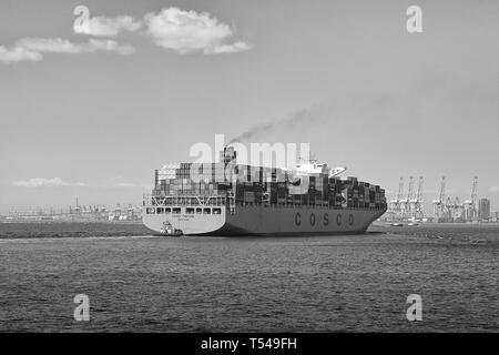 Foto in bianco e nero del pieno carico spedizione COSCO, contenitore di nave, COSCO FORTUNE, entrando nel porto di Long Beach, California, Stati Uniti d'America. Foto Stock