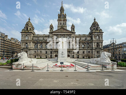 Il cenotafio e Glasgow City Chambers edificio su George Square, nel centro di Glasgow Scotland Regno Unito con Foto Stock