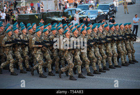 Paracadutisti ucraino marciando su una piazza durante la parata militare dedicata al giorno di indipendenza dell'Ucraina. Agosto 24, 2018. A Kiev, Ucraina Foto Stock