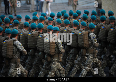 Paracadutisti ucraino marciando su una piazza durante la parata militare dedicata al giorno di indipendenza dell'Ucraina. Agosto 24, 2018. A Kiev, Ucraina Foto Stock