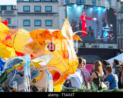 Londra, Regno Unito. Xx Apr 2019. La festa di San Giorgio in Trafalgar Square Foto Stock