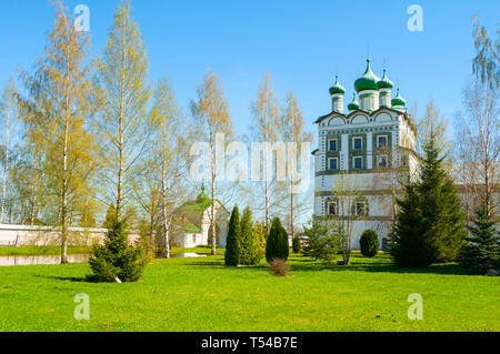 Veliky Novgorod, Russia. Chiesa di San Giovanni Evangelista con il refettorio chiesa dell'Ascensione in Nicholas Vyazhischsky stauropegic monastero - Foto Stock