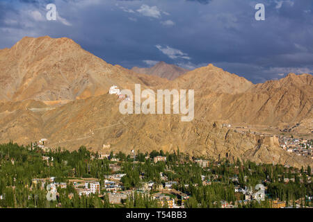 Tsemo tempio di Maitreya e verde città di Leh in estate, Ladakh, India Foto Stock