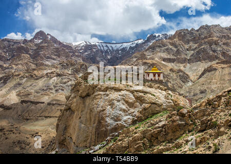 Bellissimi Paesaggi del Ladakh con un monastero buddista e Himalaya e montagne a sfondo nel villaggio di Mulbek, India Foto Stock