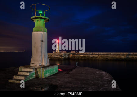 Babordo e tribordo luci di navigazione all'ingresso del Kalk Bay Harbour sulla False Bay costa nel Western Cape, Sud Africa Foto Stock