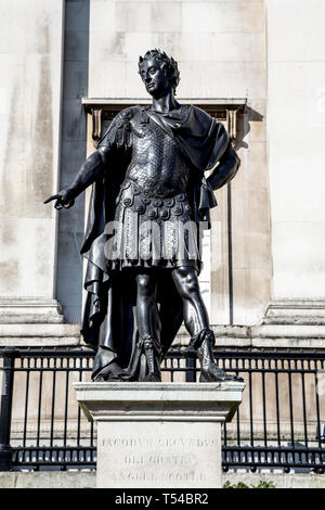 Statua di Giacomo II raffigurato come un imperatore romano di fronte alla National Gallery, Trafalgar Square, London, Regno Unito Foto Stock