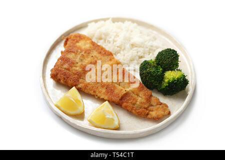 Il Merluzzo fritto nel pangrattato con riso, broccoli e limone fresco servito su una piastra bianca. Vista orizzontale, sfondo bianco Foto Stock