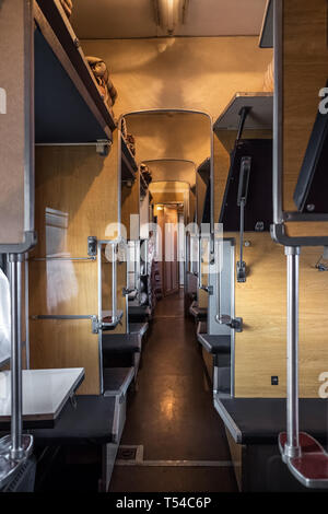 Interno del tipico treno sleeper in Ucraina. N. persone sulla foto Foto Stock