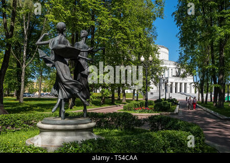 Minsk, Bielorussia - 7 Maggio 2018: il National Opera e del Balletto della Bielorussia a Minsk. Bellissimo parco con sculture vicino al teatro edificio Foto Stock