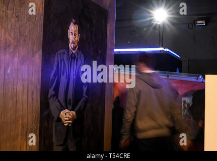 Berlino, Germania. Decimo Apr, 2019. Un giovane uomo cammina attraverso la mostra 'degli anni Novanta Berlino' nella Alte Münze. Credito: Britta Pedersen/dpa-Zentralbild/dpa/Alamy Live News Foto Stock