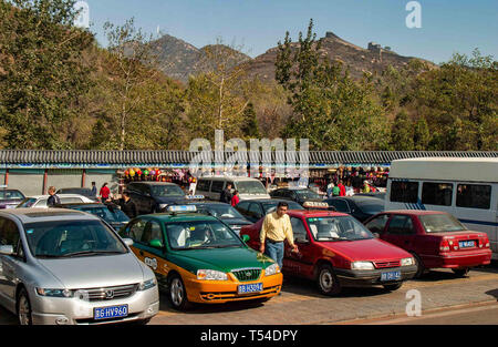 Badaling, Yanqing distretto, Cina. Xix oct, 2006. Le macchine parcheggiate sono allineati all'ingresso Badaling per la maggior parte hanno visitato la sezione della Grande Muraglia Cinese. Riconosciuto come uno dei più impressionante architettura prodezze nella storia, è visitato ogni anno da milioni di persone. Credito: Arnold Drapkin/ZUMA filo/Alamy Live News Foto Stock