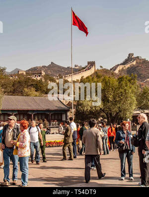 Badaling, Yanqing distretto, Cina. Xix oct, 2006. I turisti della corte centrale dell'entrata di Badaling per la maggior parte hanno visitato la sezione della Grande Muraglia Cinese. Riconosciuto come uno dei più impressionante architettura prodezze nella storia, è visitato ogni anno da milioni di persone. Credito: Arnold Drapkin/ZUMA filo/Alamy Live News Foto Stock