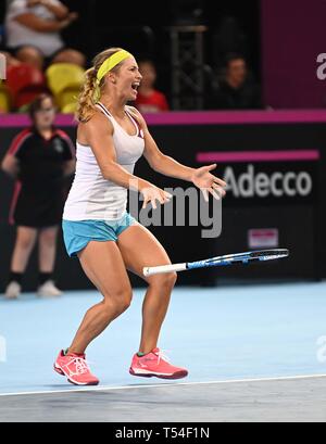 Yulia Putintseva (Kazakistan) diminuisce la sua racchetta come la celebra vincere la partita. La gomma 2. Gran Bretagna v Kazakistan. World Group II play off in BNP Paribas Fed Cup. Casella di rame arena. Queen Elizabeth Olympic Park. Stratford. Londra. Regno Unito. 20/04/2019. Foto Stock