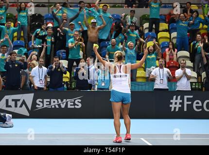 Yulia Putintseva (Kazakistan) festeggia con i suoi fan. La gomma 2. Gran Bretagna v Kazakistan. World Group II play off in BNP Paribas Fed Cup. Casella di rame arena. Queen Elizabeth Olympic Park. Stratford. Londra. Regno Unito. 20/04/2019. Foto Stock