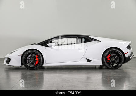 Aprile 20, 2019: 2016 Lamborghini Huracan LP 580-2 Pacchetto stile Garage Door Opener Apriporta garage universale ruote: 20'' PROFILO VIVAVOCE BLUETOOTH Bluetooth PREPARAZIONE DI COLLEGAMENTO ANTERIORE E POSTERIORE DEI SENSORI DI PARCHEGGIO Parcheggio assistito posteriore telecamera retromarcia ROOFLINING & MONTANTI IN PELLE LISCIA SISTEMA DI SOLLEVAMENTO CUCITURE COLORATE PER INTERNI UNICOLOR ANTIFURTO ALLARME TRASPARENTE COFANO MOTORE BIANCO MONOCERUS PACCHETTO BRANDING freno in carbonio ceramico W/RED pinze freno sistema di navigazione Albert Pena/CSM Foto Stock